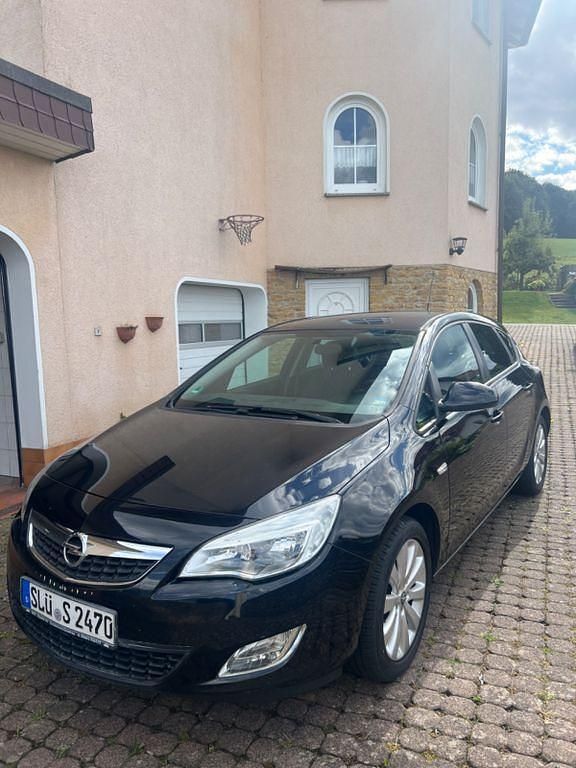 Schwarz Gebraucht 2011 Opel Astra Kombi | 2.000 € (Superpreis) - Bild 1/4
