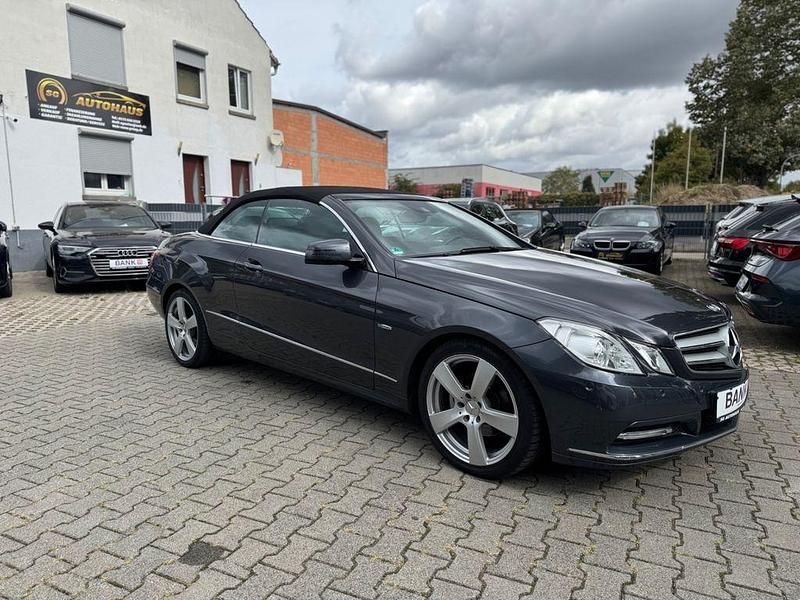 Gebraucht Mercedes E250 204 PS (150 kW) 2012 Tenoritgrau Cabrio