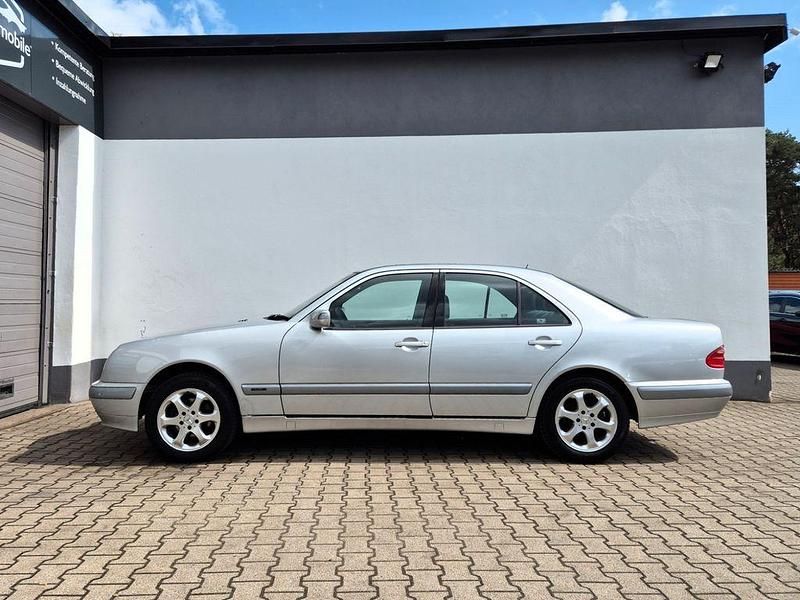Gebraucht Mercedes E240 Classic 170 PS (125 kW) 2001 Silber Limousine