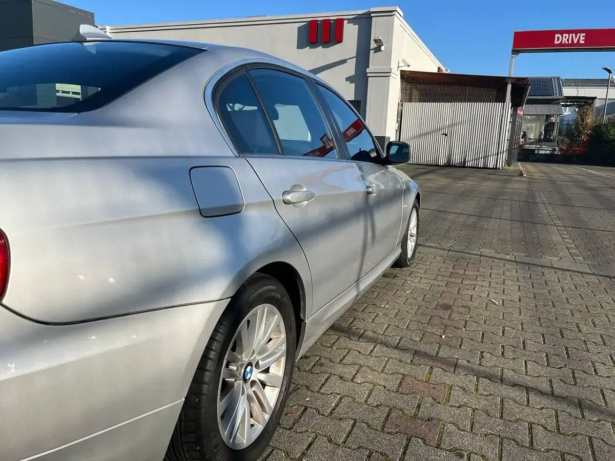 Gebraucht BMW 325 218 PS (160 kW) 2009 Silber Limousine