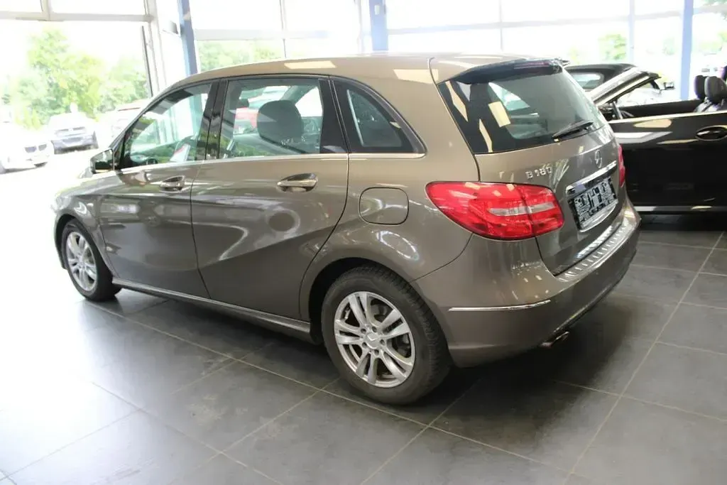 Gebraucht Mercedes B180 122 PS (89 kW) 2012 Braun Kleinwagen