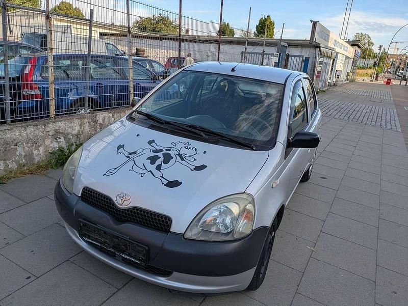 Silber Gebraucht 2004 Toyota Yaris Sol Limousine | 1.650 € (Fairer Preis) - Bild 1/4