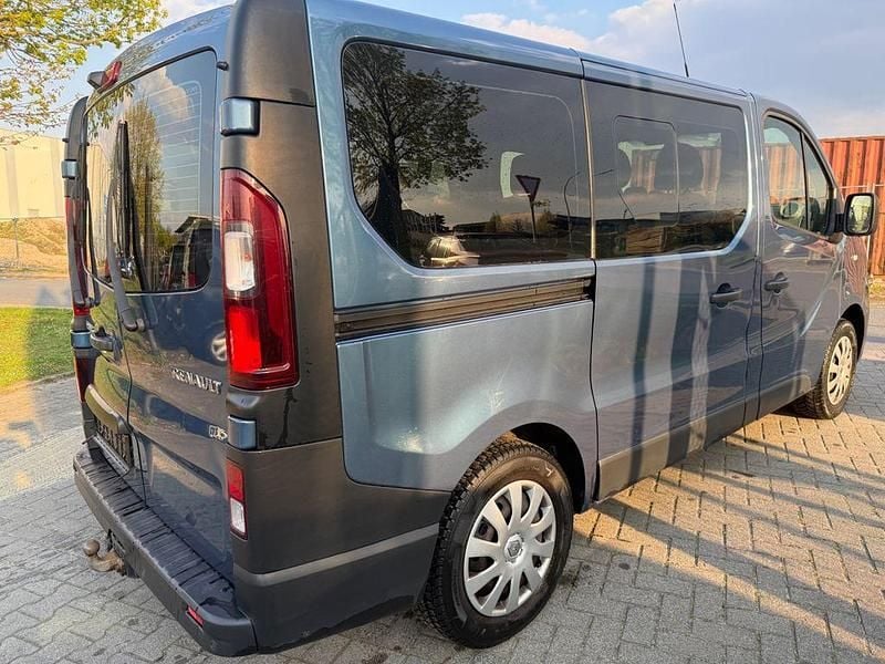 Usado Renault Trafic Expression 145 HP (106 kW) 2017 Azul Monovolume