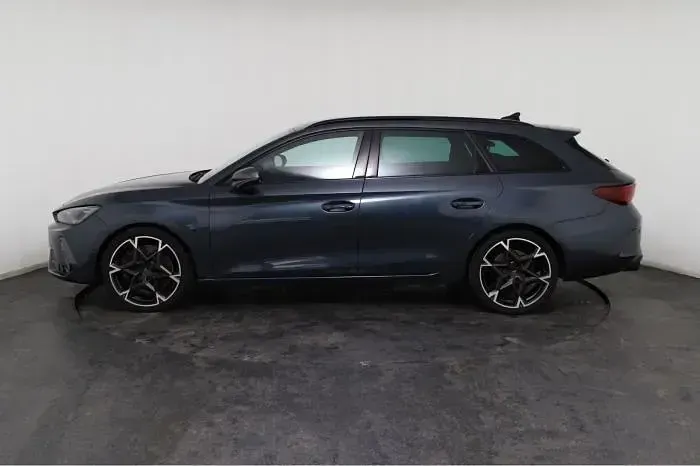 Neu Cupra Leon VZ 333 PS (244 kW) 2025 Grau, magnetic tech (s7) Kombi