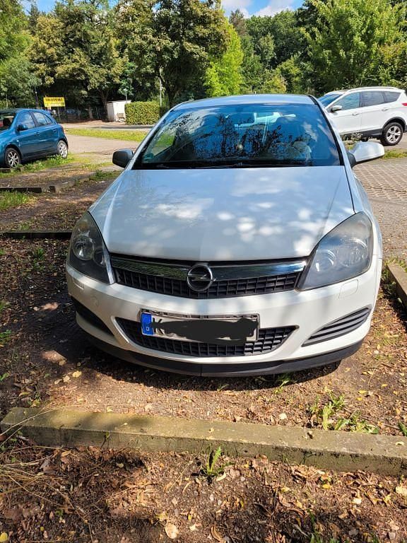 Weiß Gebraucht 2009 Opel Astra GTC Selection Limousine | 800 € (Superpreis) - Bild 1/4