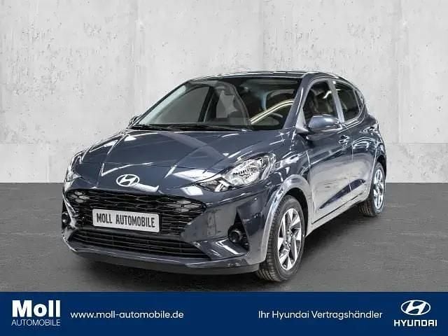 Grau Neu 2025 Hyundai i10 Trend Kleinwagen | 18.480 € (Guter Preis) - Bild 1/4