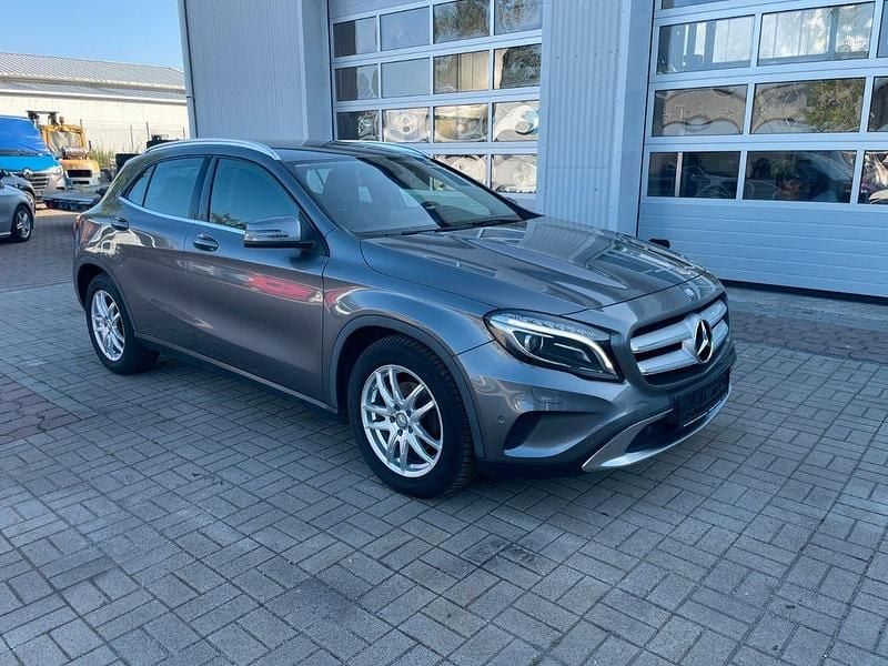 Grau Gebraucht 2016 Mercedes GLA200 SUV | 14.500 € (Fairer Preis) - Bild 1/4
