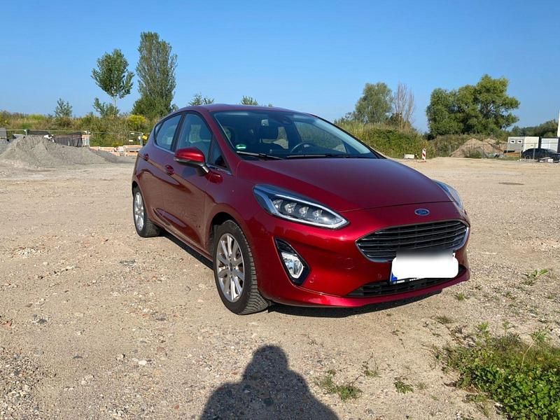Rot Gebraucht 2020 Ford Fiesta Titanium Kleinwagen | 10.500 € (Guter Preis) - Bild 1/4