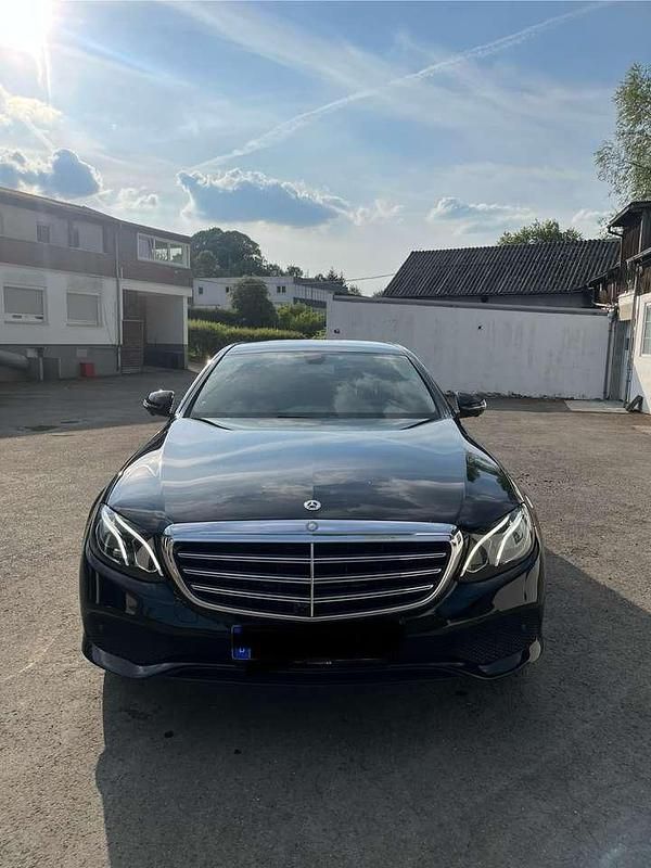 Schwarz Gebraucht 2016 Mercedes E220 Limousine | 20.500 € (Teuer) - Bild 1/4