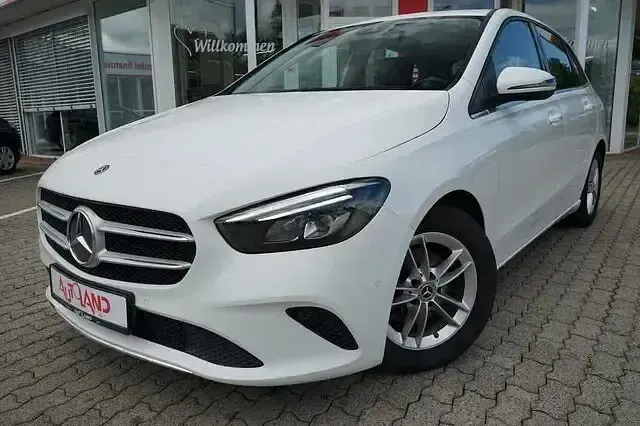 Gebraucht Mercedes B180 Style 136 PS (100 kW) 2019 Weiß Kleinwagen