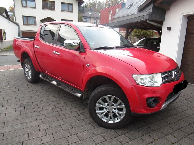 Gebraucht Mitsubishi L200 Plus 178 PS (130 kW) 2015 Rot Pickup