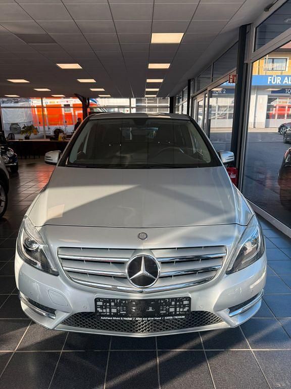 Gebraucht Mercedes B180 122 PS (89 kW) 2014 Silber Van / Kleinbus