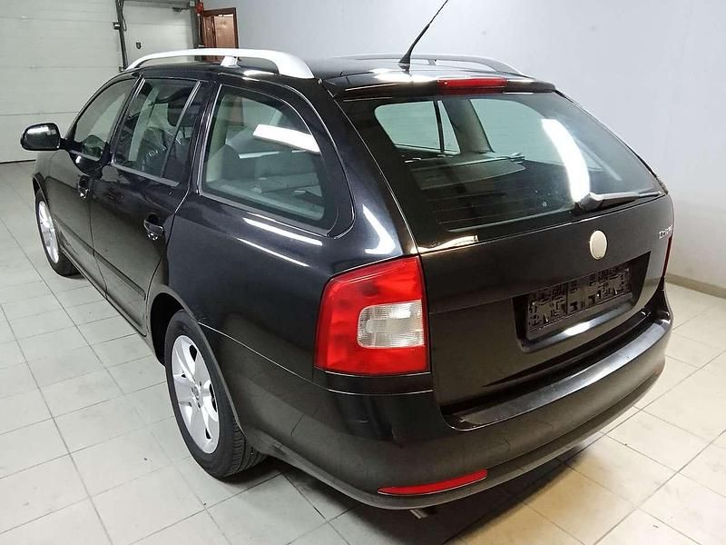 Gebraucht Skoda Octavia Ambiente 80 PS (58 kW) 2010 Schwarz Kombi