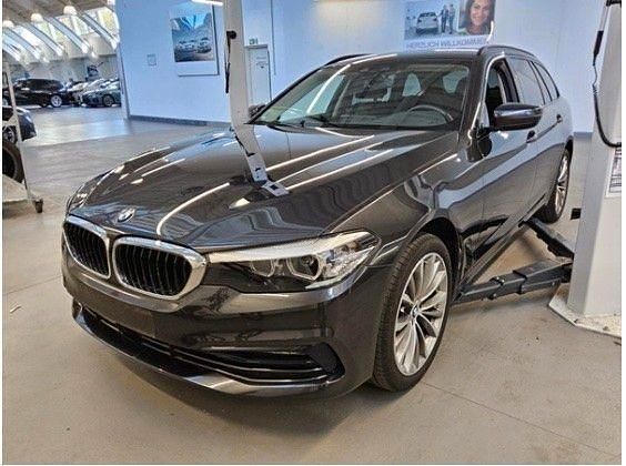 Grau Gebraucht 2020 BMW 520 Sport Line Limousine | 27.497 € (Guter Preis) - Bild 1/4
