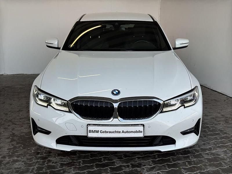Weiß Gebraucht 2022 BMW 320e Advantage Limousine | 32.649 € (Fairer Preis) - Bild 1/4