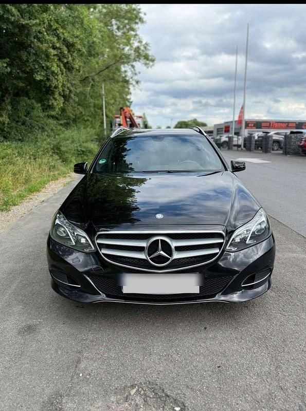 Schwarz Gebraucht 2013 Mercedes E220 Kombi | 9.700 € (Fairer Preis) - Bild 1/4
