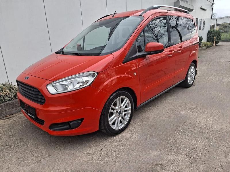 Gebraucht Ford Tourneo Courier Titanium 101 PS (74 kW) 2016 Race red Van / Kleinbus