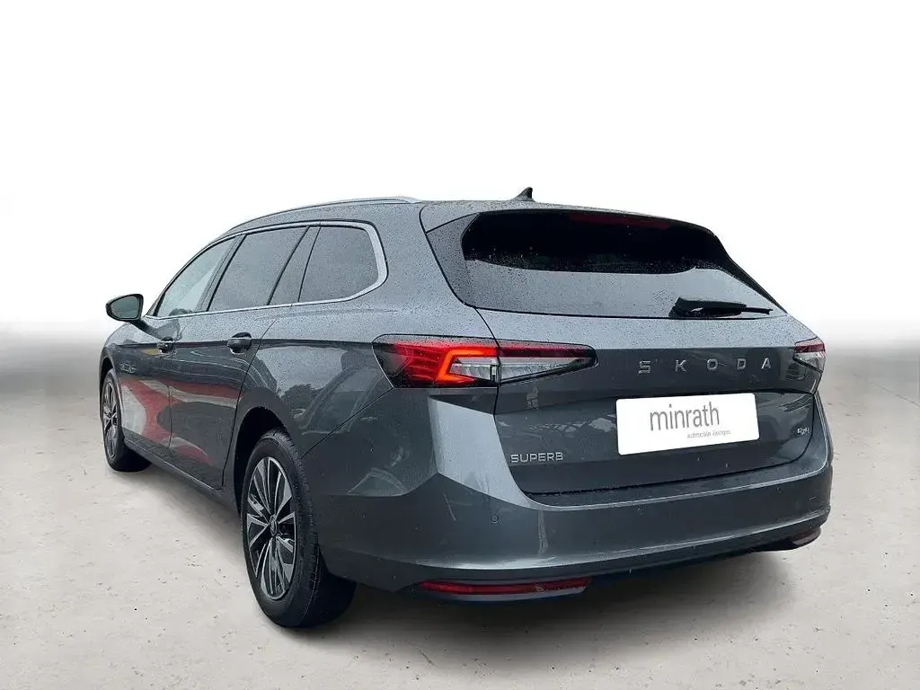 Neu Skoda Superb Selection 193 PS (141 kW) 2026 Grau Kombi