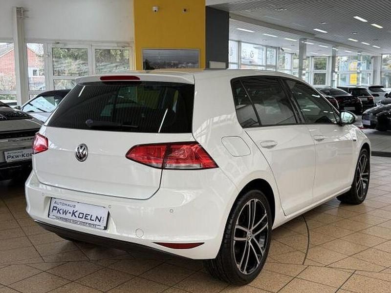 Gebraucht VW Golf VII LOUNGE 86 PS (63 kW) 2015 Weiß Limousine