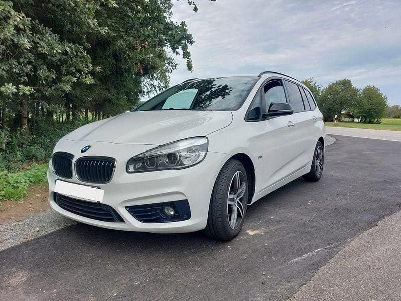 Weiß Gebraucht 2016 BMW 220 Sport Line Van / Kleinbus | 16.900 € (Fairer Preis) - Bild 1/4