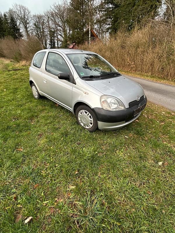 Silber Gebraucht 2001 Toyota Yaris Kleinwagen | 799 € (Guter Preis) - Bild 1/4