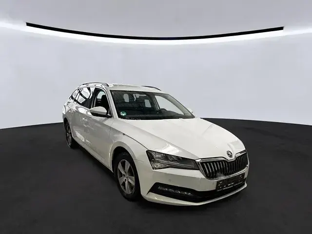 Gebraucht Skoda Superb Ambition 150 PS (110 kW) 2024 Moonweiss metallic Kombi