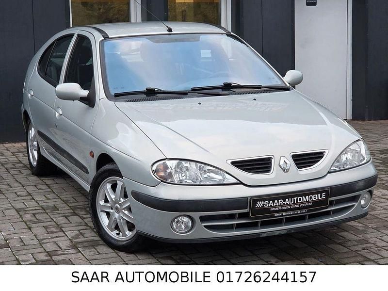 Grau Gebraucht 2001 Renault Mégane Dynamique Limousine | 1.980 € (Etwas zu teuer) - Bild 1/4