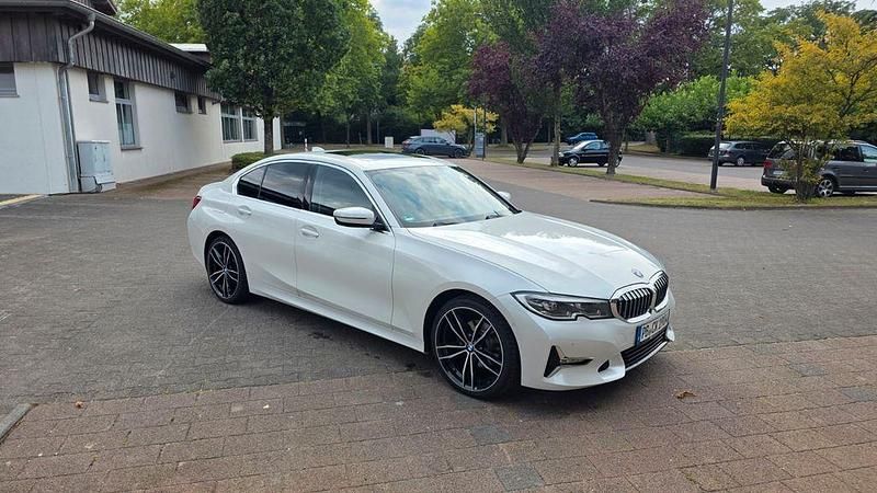 Weiß Gebraucht 2019 BMW 320 Luxury Line Limousine | 23.950 € (Etwas zu teuer) - Bild 1/4