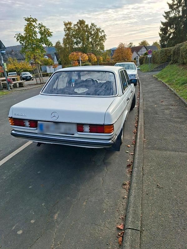 Weiß Gebraucht 1982 Mercedes 240 Limousine | 4.950 € - Bild 1/4