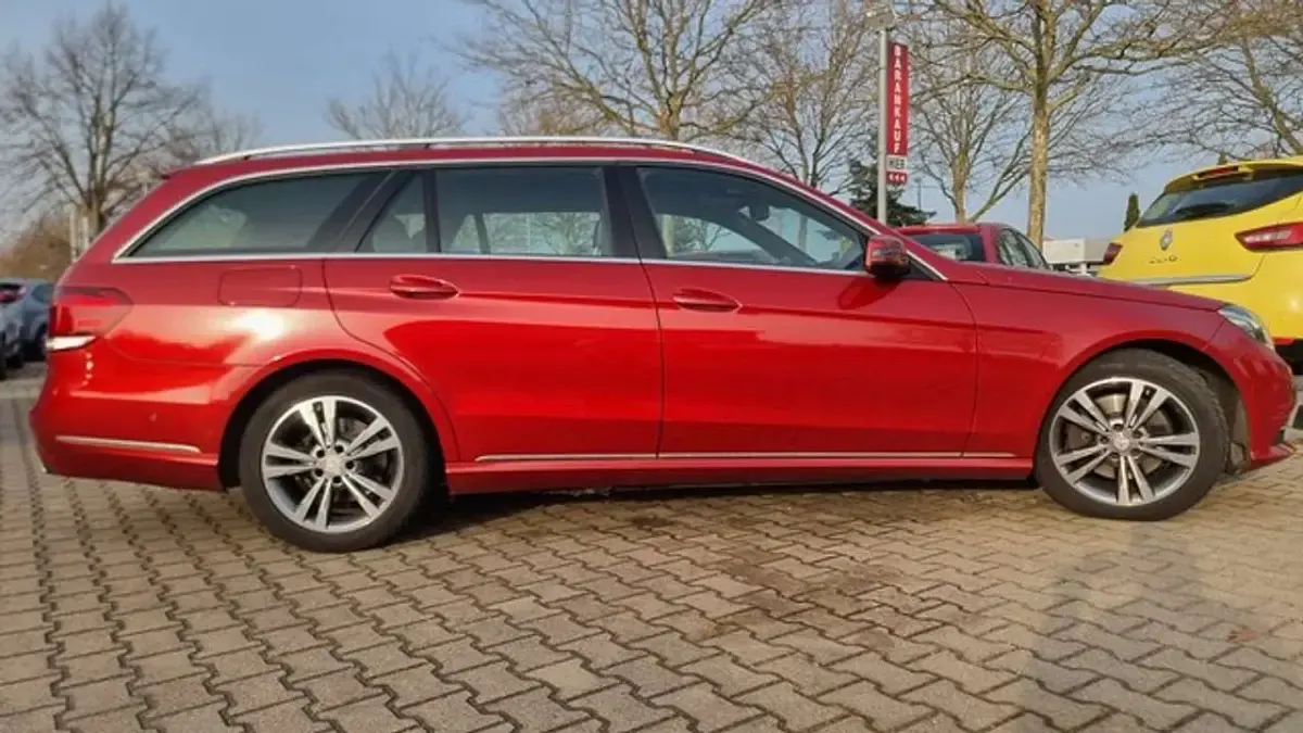 Używany Mercedes E250 204 KM (150 kW) 2016 Czerwony Kombi