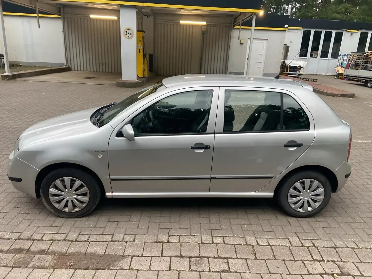 Używany Skoda Fabia 75 KM (55 kW) 2004 Srebrny Hatchback
