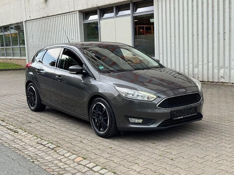 Grau Gebraucht 2016 Ford Focus Titanium Limousine | 4.990 € (Superpreis) - Bild 1/4