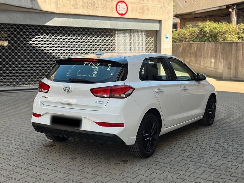 Gebraucht Hyundai i30 110 PS (80 kW) 2021 Weiß Limousine