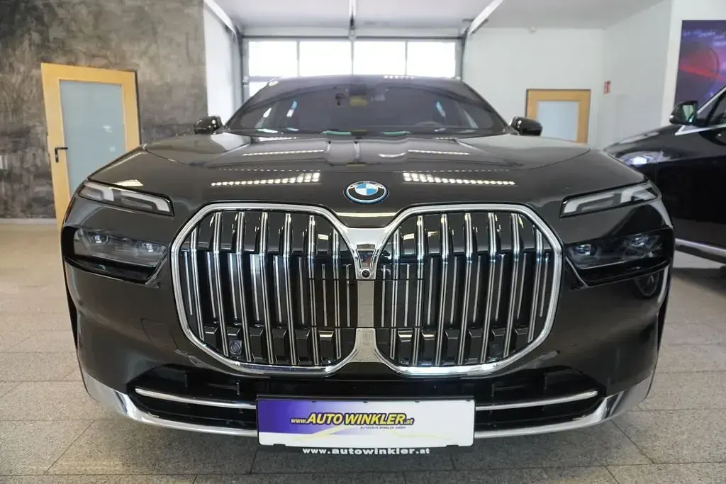 Gebraucht BMW 750e 489 PS (359 kW) 2025 Schwarz Limousine