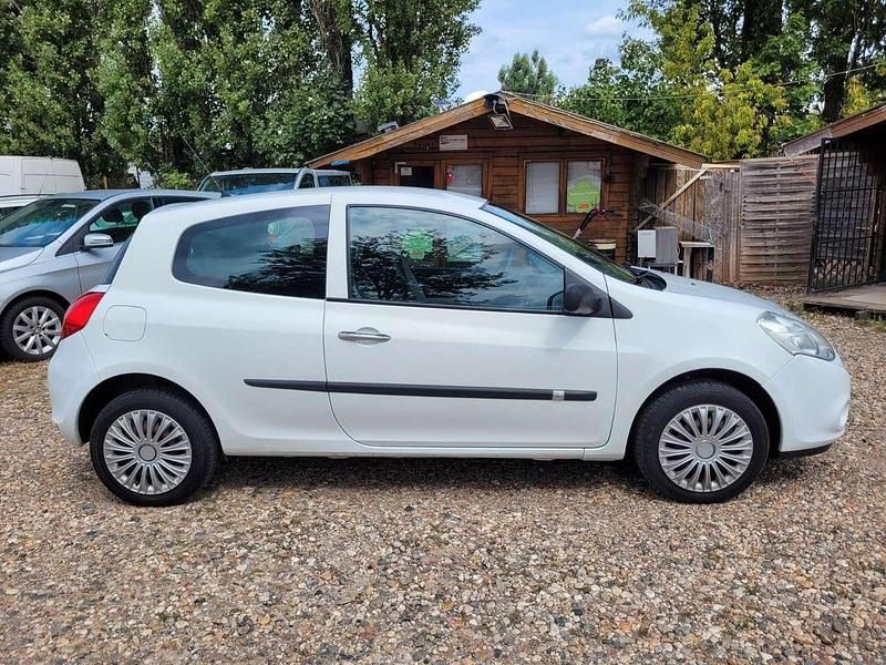Gebraucht Renault Clio III Expression 75 PS (55 kW) 2009 Weiß Kleinwagen