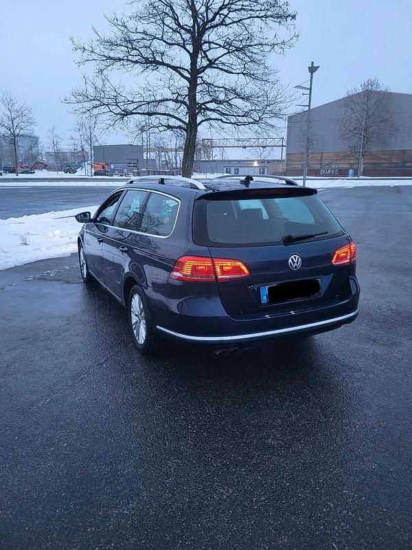 Gebraucht VW Passat 140 PS (102 kW) 2012 Blau Kombi