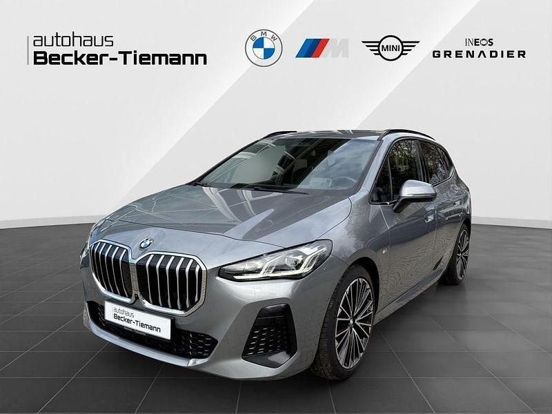 Skyscraper grau Gebraucht 2023 BMW 220 Active Tourer Performance Van / Kleinbus | 31.810 € (Etwas zu teuer) - Bild 1/4