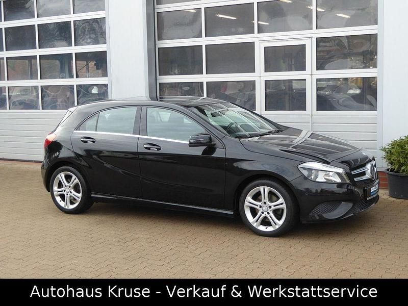 Schwarz Gebraucht 2015 Mercedes A180 Business Limousine | 14.550 € (Etwas zu teuer) - Bild 1/4