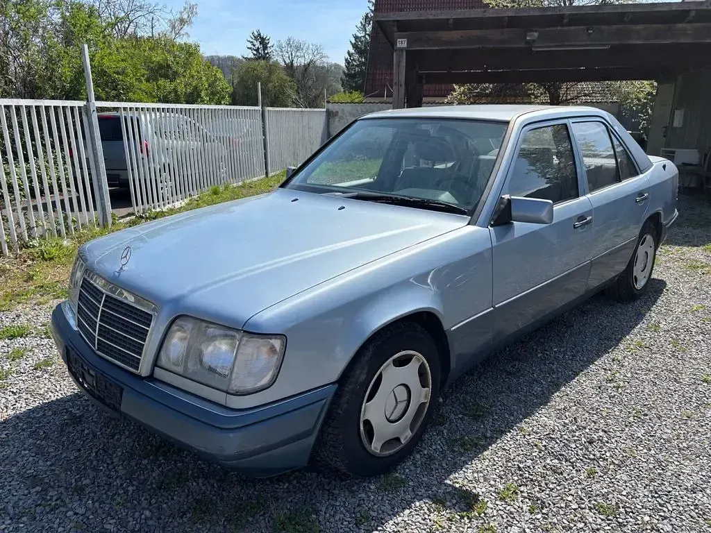 Brugt Mercedes E200 136 HK (100 kW) 1994 Blå Sedan