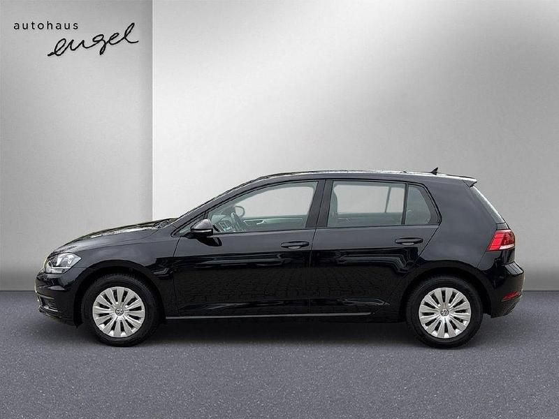 Gebraucht VW Golf VII Trendline 110 PS (80 kW) 2017 Deep black pearlescent Limousine