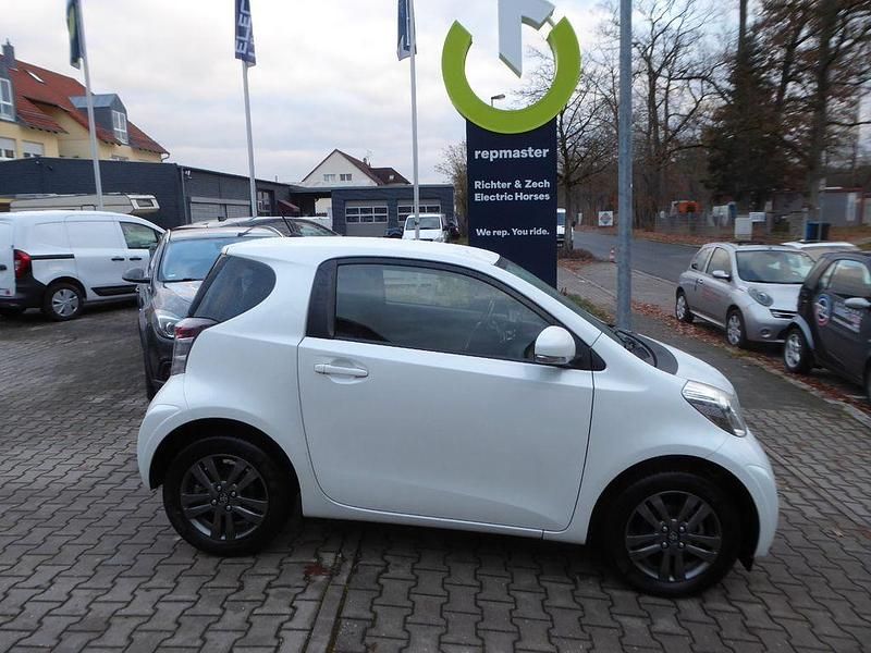 Gebraucht Toyota iQ Basis 68 PS (50 kW) 2013 Weiß Kleinwagen