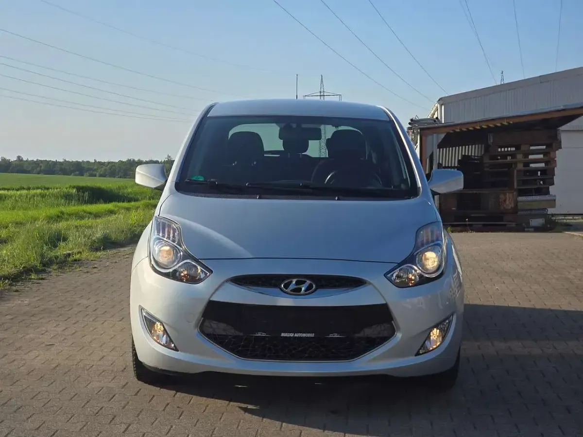 Gebraucht Hyundai ix20 Comfort 90 PS (66 kW) 2011 Grau Kleinwagen
