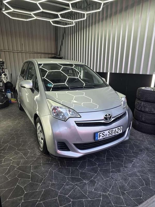 Gebraucht Toyota Verso-S Club 90 PS (66 kW) 2012 Silber Van / Kleinbus