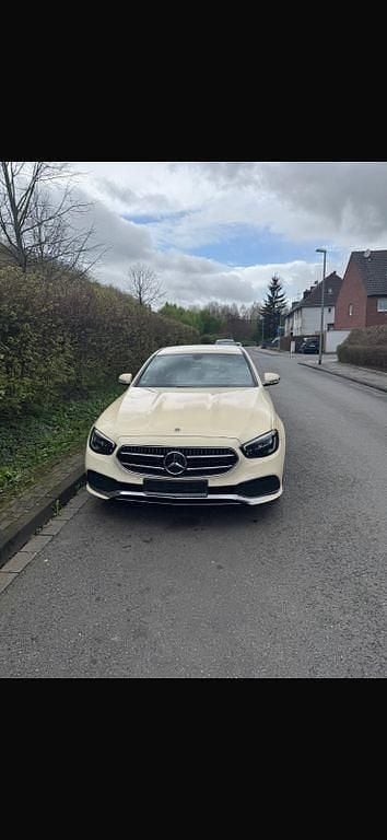 Gebraucht Mercedes E220 194 PS (142 kW) 2022 Beige Limousine