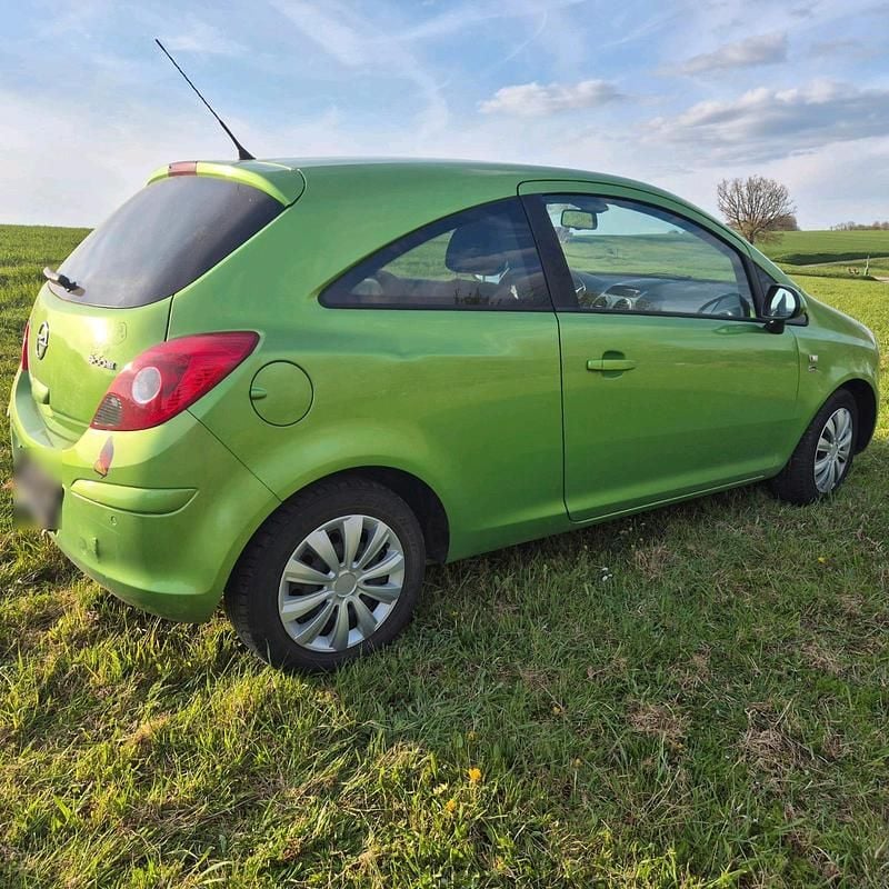 Gebraucht Opel Corsa 65 PS (47 kW) 2012 Grün Kleinwagen