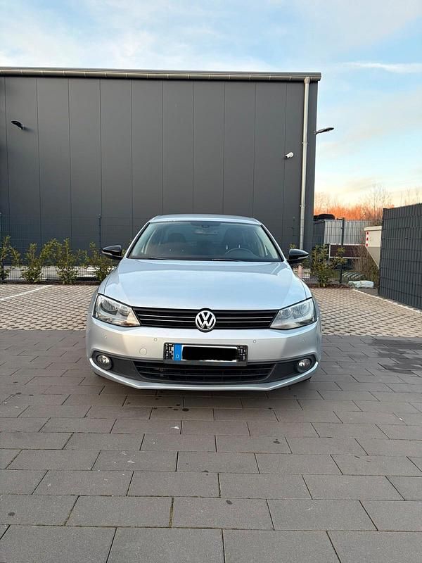 Gebraucht VW Jetta 105 PS (77 kW) 2011 Silber Limousine