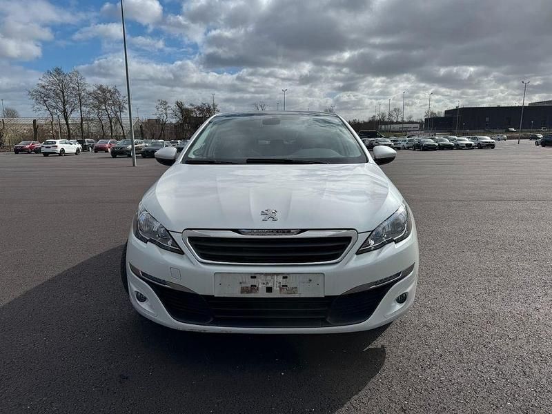 Gebraucht Peugeot 308 Active 120 PS (88 kW) 2017 Weiß Limousine
