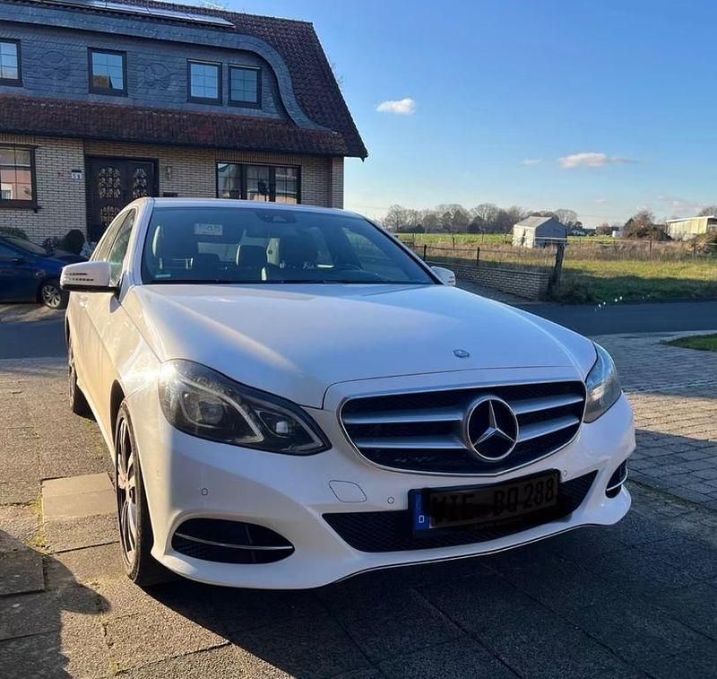 Weiß Gebraucht 2015 Mercedes E200 Avantgarde Limousine | 18.500 € - Bild 1/4