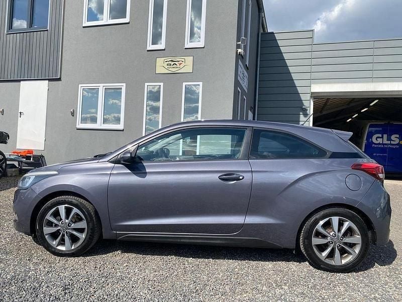 Star dust / met Gebraucht 2015 Hyundai i20 Trend Coupé | 8.490 € (Fairer Preis) - Bild 1/4