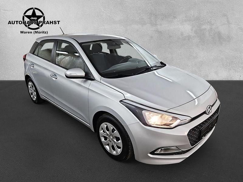 Silber Gebraucht 2017 Hyundai i20 GO! Limousine | 8.400 € (Fairer Preis) - Bild 1/4
